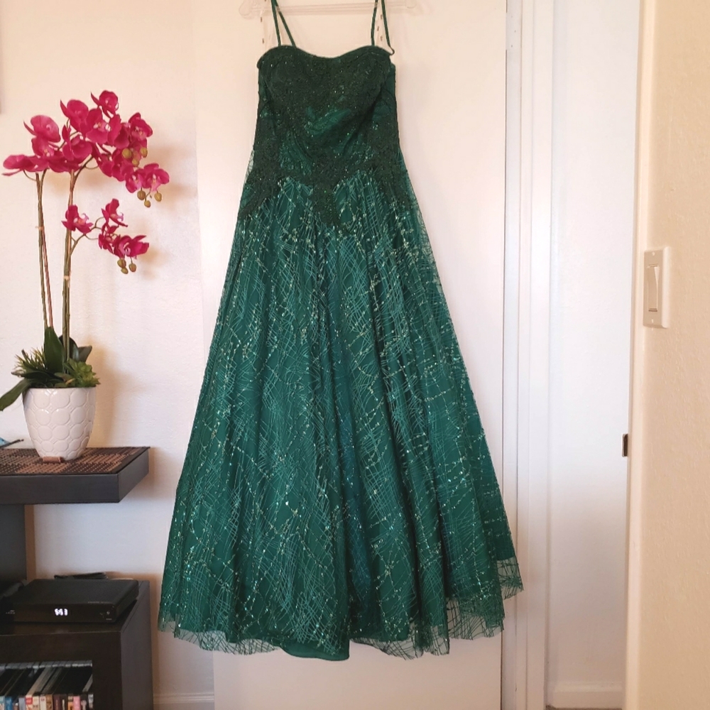 Gorgeous Emerald Green Prom Dress **Like New, Used 1x**